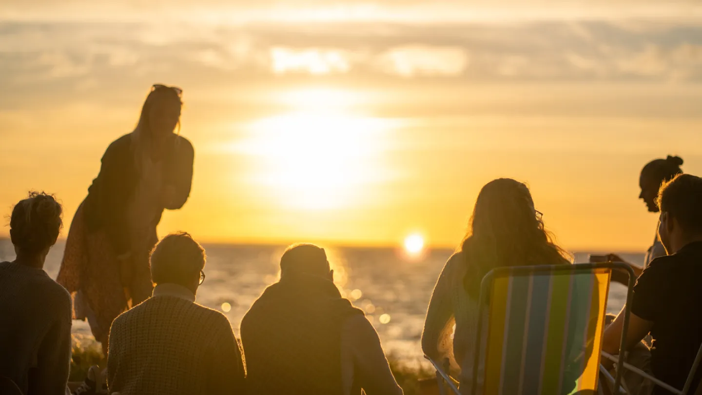 Picknick med vänner i en Öländsk solnedgång