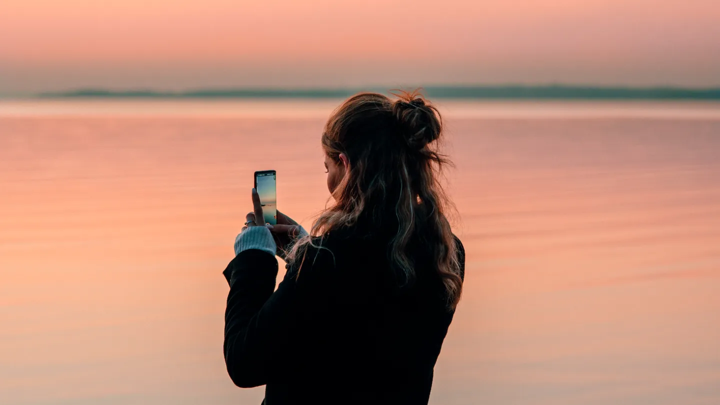 Emelie fotar i Stora Rör